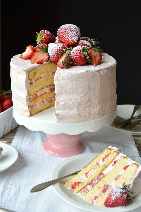 Strawberry Sponge Cake, Strawberry Layer Cakes, Strawberry Cream Cakes, Cake With Strawberry, Cake Girl, Strawberry Cream, Strawberry Cakes, Cream Frosting, Savoury Cake