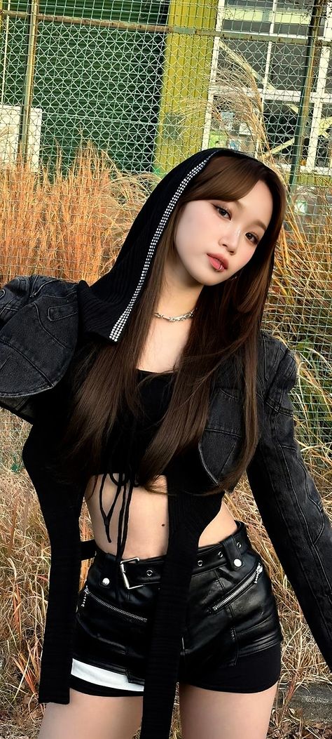 ☆ Le sserafim chaewon wallpaper Chaewon Wallpaper, Le Sserafim Chaewon, Stylish Celebrities, Korean Model, Korean Celebrities, Fashion Korean, Beautiful Person, Korean Idol, Girly Fashion