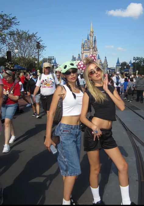 Senior Trip Outfits, Disneyland Aesthetic Outfit, Disneyland Dress, Amusement Park Outfit, Disneyland Aesthetic, Disney Outfits Women, Disney Fits, Theme Park Outfits, Miss Americana