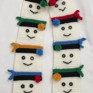 Santa Scarf, Colorful Scarves, Snowman Scarf, Crochet Scarfs, Black Hats, Snow People, Scarf Patterns, Confection Au Crochet, Christmas Scarf