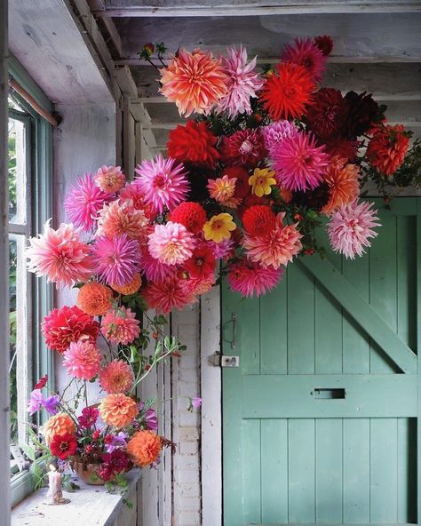 Flower Magazine on Instagram: “Forecast: cloudy with a chance of dahlias. 📸 and floral design by @bloomandburn” Modern Tea Party, Dahlia Varieties, Flower Magazine, Crepe Paper Flowers Diy, Dahlias Wedding, Growing Dahlias, British Flowers, Flower Installation, One To One