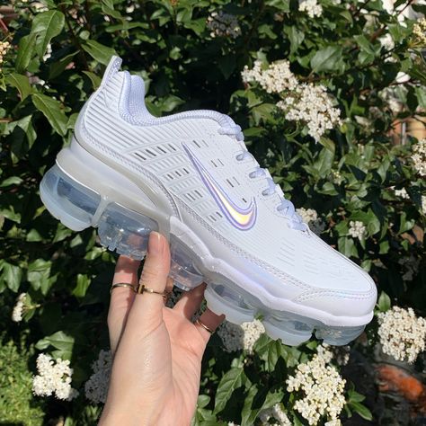 We take a closer look at one of the freshest releases of the season, the Nike Air VaporMax 360 White will be landing on the scene and we can tell that it’ll be flying as soon as it does  Arriving as a hybrid, the sneaker displays a complete TPU 360 upper, with linear details throughout the design, bringing a contemporary look to the shoe as well as bringing you the breathability you need through perforations along the sidewalls.  Futuristic sneaker, contemporary styling, modern, chic, streetwear Vapor Air Max Shoes, Vapor Max Nike Women, Vapormax 360, Nike Air Max 360, All Black Nikes, Nike Vapor Max, Vapour Max Nike, Nike Air Force 1 Custom, Vapor Max