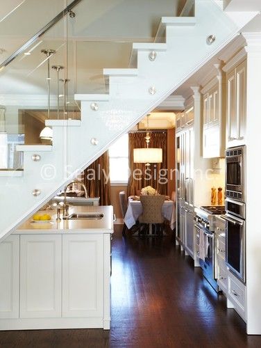 For between kitchen and dining room. Except not glass. Steps Between Kitchen And Living Room, Stairs Between Kitchen And Living Room, Kitchen Steps, Kitchen Under Stairs, Open Stairs, Open Staircase, Under The Stairs, Floating Staircase, Kitchen And Dining Room