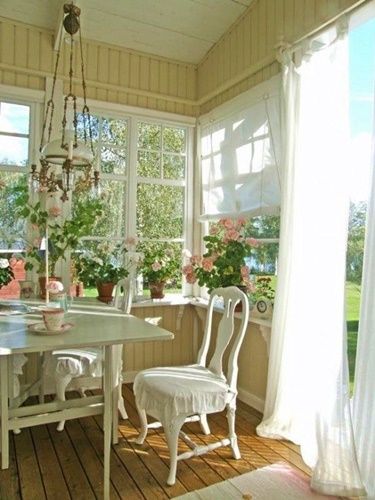 Small Sunroom, Shabby Chic Decorating, Shabby Chic Dining Room, Vibeke Design, Chic Dining Room, Shabby Chic Dining, Sunroom Decorating, White Dining Room, Chic Kitchen