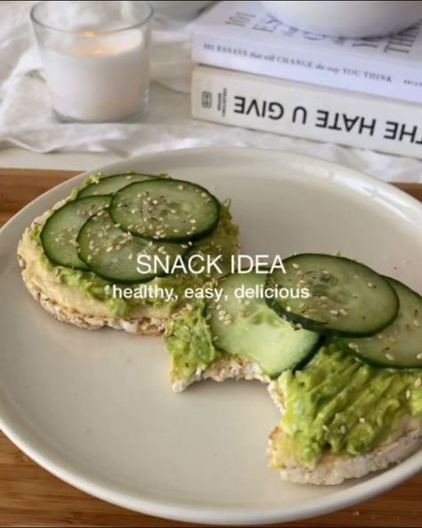 Meal Preparation on Instagram: "healthy snack idea 🌱🥑 by @thehealthy_version  Ingredients: -2 (or more) rice cakes -1/2 avocado  -1 egg -hummus  -cucumber slices  -some olive oil  -salt & pepper  how to: -mash the avocado with the egg, olive oil and seasoning  -add hummus to rice cakes and on top add the avocado mash -next add a few slices of cucumber & sesame seeds  -enjoy!" Healthy Breakfast With Rice Cakes, Hummus Cucumber, Avocado Mash, Cucumber Slices, Meal Preparation, Rice Cakes, The Egg, 1 Egg, Sesame Seeds