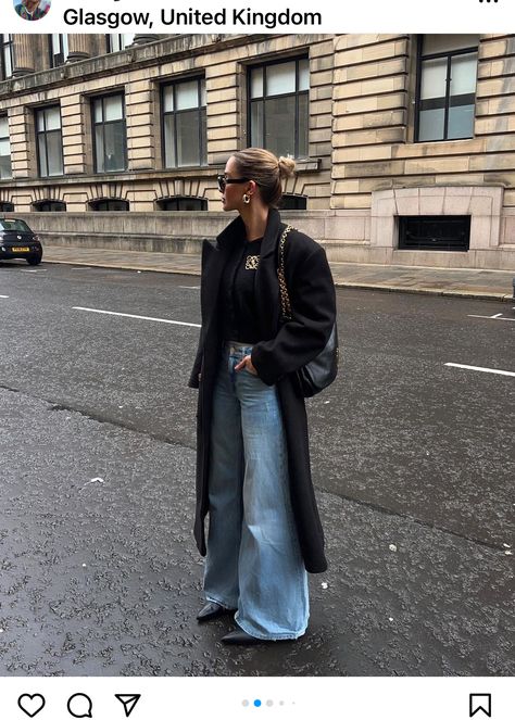 Coated Jeans Outfit, Raining Day Outfit, Rainy Day Outfit For Spring, Black Coat Outfit, Rainy Day Outfits, Trench Outfit, Coat Outfit Casual, Chica Chola, Long Coat Outfit