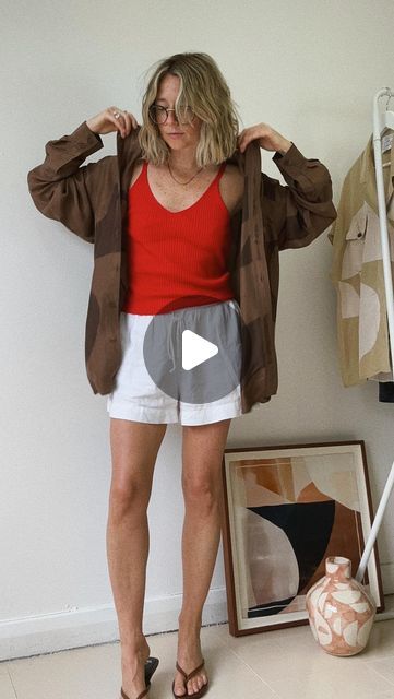 CAROLINE DICKINSON on Instagram: "Possibly the wrong way to button up a shirt….or is it?! You tell me. Either way I’m obsessed and will be using this shirt hack from here on in🤎" Loose Button Up Shirt Outfit Women, Recreatable Outfits, Ways To Style A Shirt, Clothes Tricks, Shirt Tuck, Vacation Attire, How To Wear Shirt, French Tuck, Style Scrapbook