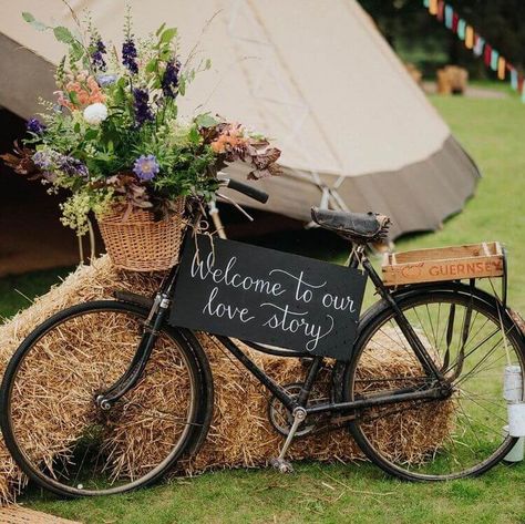 Flower Bike Decoration, Bike Flower Basket, Bicycle Wedding Decor, Vintage Bikes With Basket, Bike Wedding Decor, Wedding Bike, Tipi Wedding Decor, Hay Bale Wedding, Bici Retro