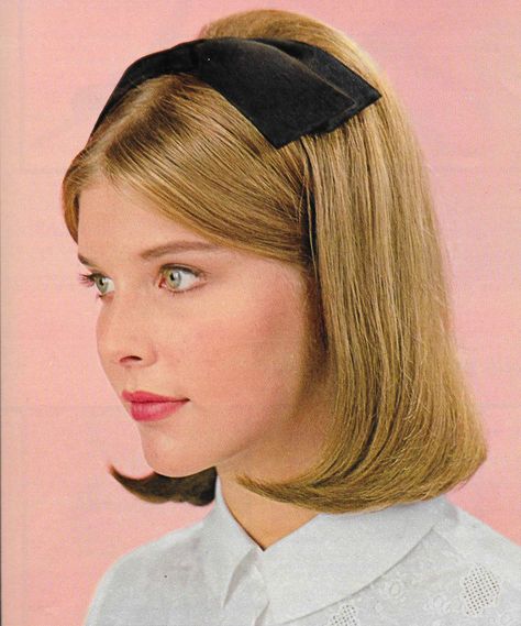 Just Seventeen Vintage Seventeen Magazine, Christmas Fashion Photography, The London Look, Just Seventeen, 60s Women, London Look, Retro Beauty, Chin Length Hair, Halloween Wigs