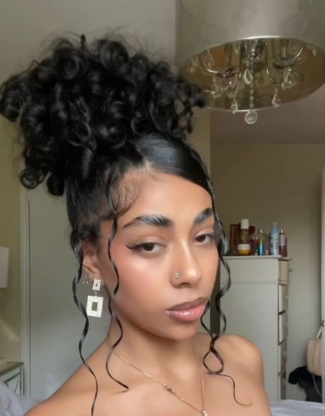 Curly Pineapple Updo, Tight Curly Hairstyles, Types Of Hair Color, Straightening Natural Hair, Curly Bun, Cute Curly Hairstyles, Curly Hair Styles Easy, Blowout Hair, Hairdos For Curly Hair