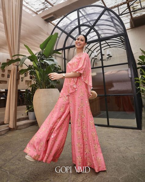 𝐒𝐰𝐚𝐭𝐢 𝐕𝐚𝐭𝐬𝐬𝐚 turns heads in this stunning pink ensemble, flaunting a one-shoulder top embellished with intricate gold embroidery and paired with matching flared pants. ✨ Designed by #𝐆𝐨𝐩𝐢𝐕𝐚𝐢𝐝, this outfit is the epitome of effortless luxury. Whether you’re dressing up for a festive occasion or simply making a statement, this ensemble is sure to leave a lasting impression. ✨ Discover this exquisite look now at Auraya Fashion. www.aurayafashion.com #aurayafashion #swativatssa #gopivaid #fest... Gopi Vaid, Pant Sets, Gold Embroidery, Flared Pants, Modern Vibe, One Shoulder Tops, Flare Pants, New Season, Festival Season