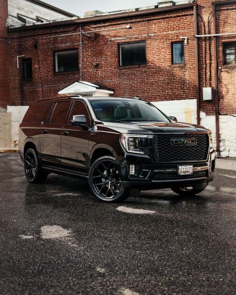 No more chrome. 2021 Gmc Yukon Denali, Denali Truck, Gmc Yukon Denali, Large Suv, Yukon Denali, Mom Car, Black Wheels, Chevrolet Trucks, Gmc Yukon