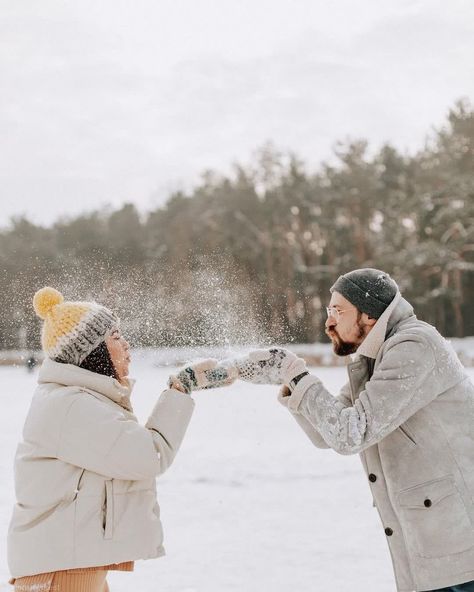 Snow Couple Photoshoot Photo Ideas, Snow Family Pictures, Winter Couple Pictures, Couple Photography Winter, Winter Engagement Photos Outfits, Snow Photoshoot, Winter Portraits, Snow Pictures, Snow Photography