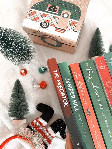 Christmas Bookish Aesthetic, Christmas Book Pictures, December Bookstagram, Christmas Book Photo, Christmas Books Aesthetic, Chic Lit Books, Christmas Tbr, Bookstagram Christmas, Bookish Ideas