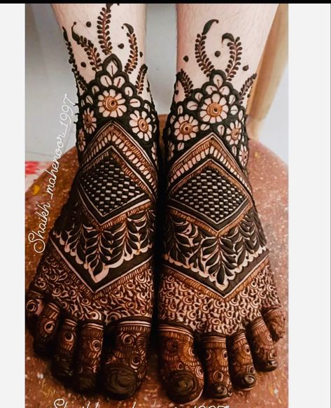 Bridal Foot Mehndi Designs Unique, Foot Mehndi Designs Unique, Bridal Foot Mehendi Design, Foot Mehendi Design, Bridal Leg Mehndi, Mehndi Designs Unique, Feet Mehandi, Flowers Mehndi, Foot Mehndi Designs