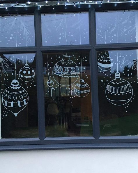 Painted Window Art, Christmas Mirror, Christmas Window Painting, Window Christmas, Window Drawing, Christmas Window Display, Winter Window, Christmas Window Decorations, Chalk Pens