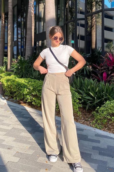 Look good on campus with these effortlessly cute and stylish everyday college outfits College Style Outfits, Beige Pants Outfit, Beige Hose, College Girl Outfits, Cute College Outfits, Jean Beige, Uni Outfit, College Outfits Summer, Uni Fits