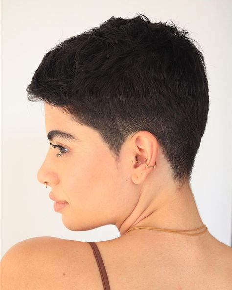 Queer Pixie Cut, Short Hairstyle Women Lesbian Curly, Short Queer Haircuts Straight Hair, Round Face Women, Androgynous Hair Short Masc, Short Androgynous Haircut, Hair Pixie, Round Face Haircuts, Beautiful Hairstyles