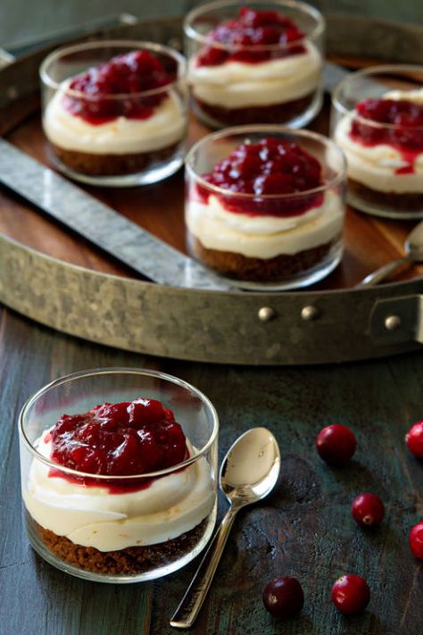 If you love cranberry sauce, you'll definitely want to add these mini cheesecakes to your Thanksgiving menu. Mini Thanksgiving Desserts, Cranberry Orange Cheesecake, Cranberry Cheesecake, Mini Dessert Recipes, Chips Ahoy, Thanksgiving Food Desserts, Bite Size Desserts, Small Desserts, Cranberry Recipes