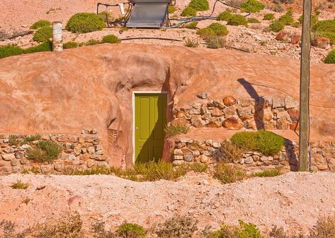 Read all about the weird and wonderful Australian outback town Coober Pedy, which is located mostly underground. Case Sotterranee, Underground Living, Coober Pedy Australia, Underground House, Underground Bunker, Underground Homes, Unusual Homes, Strange Places, Coober Pedy