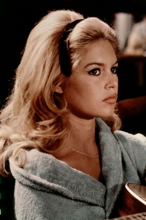 6 headbands that will instantly update your wardrobe Brigitte Bardot Side Profile, Boss Character, Bardot Hair, Bridgette Bardot, 1960s Hair, Morning Hair, 60s Hair, Wallpaper Video, Bridget Bardot