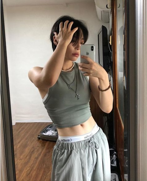 Masc Outfits For Women, Masc Girl, Tomboy Girls, Masc Women, Funky Shirts, Tomboy Outfits, August 11, Crop Top Outfits, Tomboy Fashion