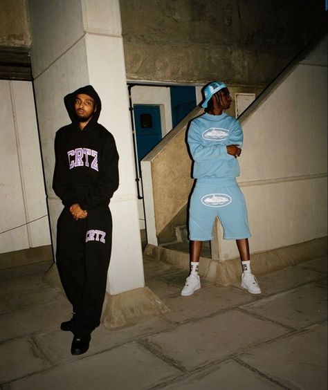 Clothing Brand Photo Shoots, Sweatsuit Photoshoot Ideas, Tracksuit Photoshoot Ideas, Corteiz Drip Uk, Parkour Photography, Male Urban Fashion, Streetwear Photoshoot Ideas, Streetwear Poses Photo Ideas, Sweatpants Fits