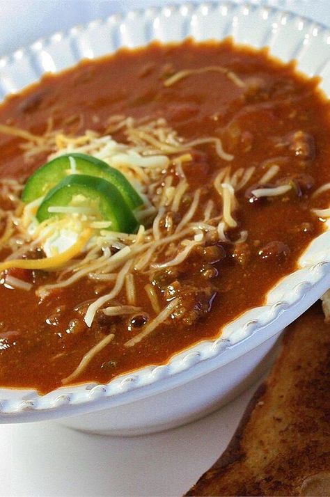 Tailgate Chili Recipe, Boilermaker Tailgate Chili, Tailgate Chili, Simple Chili, Ground Beef Chili, Easy Chili, Hot Italian Sausage, Tailgating Recipes, Slow Cooker Chili