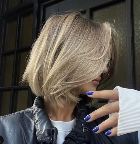 Brunette Hair With Blonde Highlights Bob, 90’s Bob, Blonde Lob Hair, Dark Blonde Bobs, 90s Bob, Lob Hair, Blonde Lob, Hair 2022, Blonde Hair With Bangs