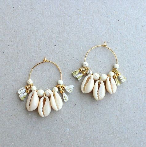 Image of BO Créoles MELIH∆ / Howlite / Pompon Ecru et Lurex Cowrie Shell Jewelry, Diy Fabric Jewellery, Fabric Earrings, Seashell Jewelry, Handmade Fashion Jewelry, Earrings Inspiration, Shell Jewelry, Shell Earrings, Bijoux Diy