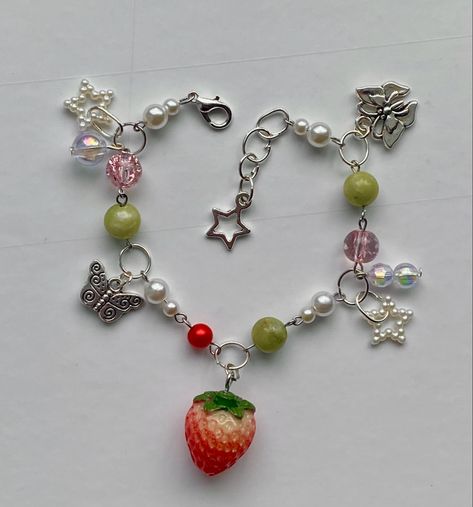 Beaded Charm Bracelets Diy, Kawaii Friendship Bracelet, Friendship Bracelets Strawberry, Beaded Bracelets Charms, Strawberry Charm Bracelet, Diy Bracelet Charms, Diy Jewelry Aesthetic, Charm Bracelet Ideas, Pretty Beaded Jewelry