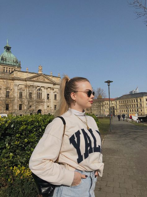 College Hoodies Outfit, Yale Hoodie Outfit, Yale Outfits For Women, Yale University Aesthetic Outfits, Harvard Outfit Aesthetic, Yale Sweatshirt Outfit, Yale Aesthetic Outfit, University Sweatshirt Outfit, Yale Outfits