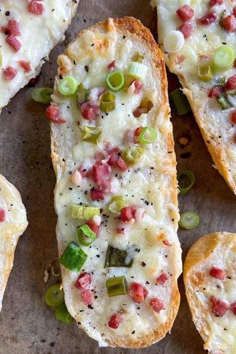 Ob Flammkuchen Baguette oder Brötchen - für dieses leckere Rezept brauchst du nur 5 Minuten Vorbereitungszeit. So gehts: Baguette Snack Ideas, Pizza Baguette, Party Fingerfood, Diy Snacks, Sandwich Wraps, Hot Sandwich, Snacks Für Party, Burgers Sandwiches, Food To Go