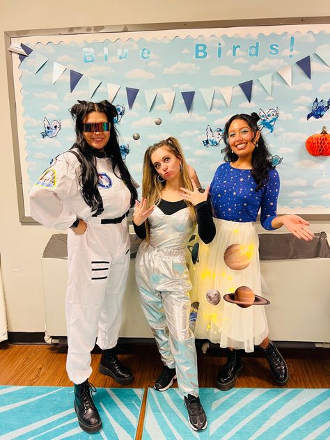 Outer Space Spirit Week Outfit, Space Day At School Dress Up, Outer Space Party Outfit, Space Themed Costumes Women, Career Costumes For Women, Space Costumes Family, Science Teacher Costume Ideas, Science Teacher Halloween Costumes, Diy Space Costume Women