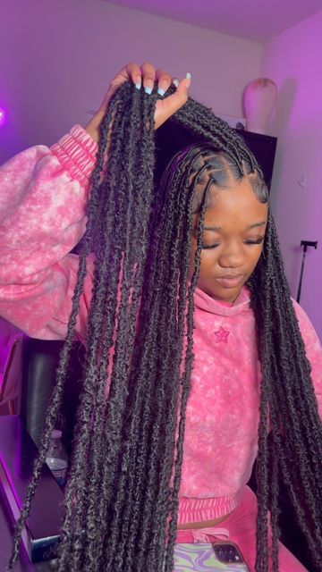 November books are Open 💗 on Instagram: "These Island Gal Locs eat down EVERYTIME 😮‍💨😍😍😍      November books are open !! ❤️      ⁣⁣⁣⁣⁣#atlhair #statesborogeorgia #invisibleloc #georgiasouthern #savannahgeorgia #savannahstylist ⁣#indielocs #softlocs #humanhair #bohemianlocs #newstyles #locstyles #savannahga #savannahstylist #georgiasouthern #statesboro #georgia #statesborobraider #boholocs #bohobraids #viral⠀ #mermaidlocs #dmvsoftlocs #braidsdmv #dmvfauxlocs #bohotwist⠀#dmvhair #invisiblelocs #statesborobraider #passiontwist #mermaid ⠀⠀⠀     ⠀⠀⠀     ⠀⠀" Cute Summer Hairstyles Braids, Fake Locs Hairstyles, Weave Locs, Indie Locs, Boho Locs Black Women, Braided Hairstyles For Summer, Island Locs, Infinity Locs, Boho Faux Locs