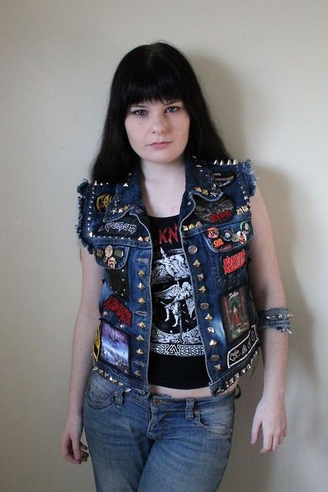 Battle Jacket Metal, Goth Fashion Aesthetic, Vest Ideas, Battle Jackets, Battle Vest, Heavy Metal Shirt, Metal Outfit, Punk Fashion Diy, Heavy Metal Girl