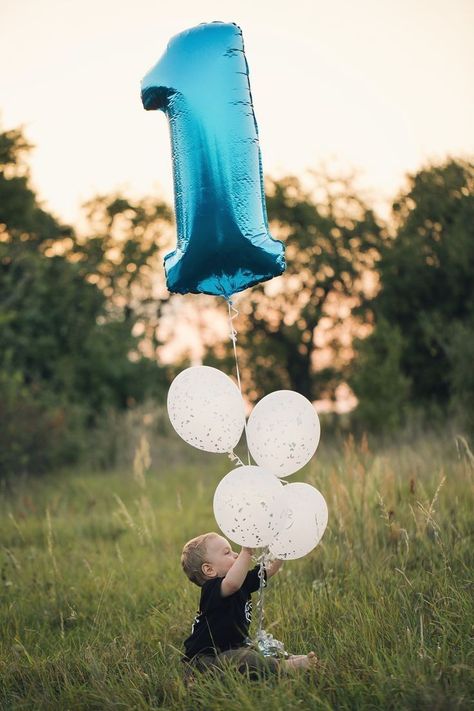 Cute Birthday Photoshoot, Cute Birthday Photoshoot Ideas, Foto Kelahiran, Vom Avea Un Copil, Birthday Photoshoot Ideas, Baby Birthday Photoshoot, Crafts For Preschoolers, Boys First Birthday Party Ideas, Boys 1st Birthday Party Ideas