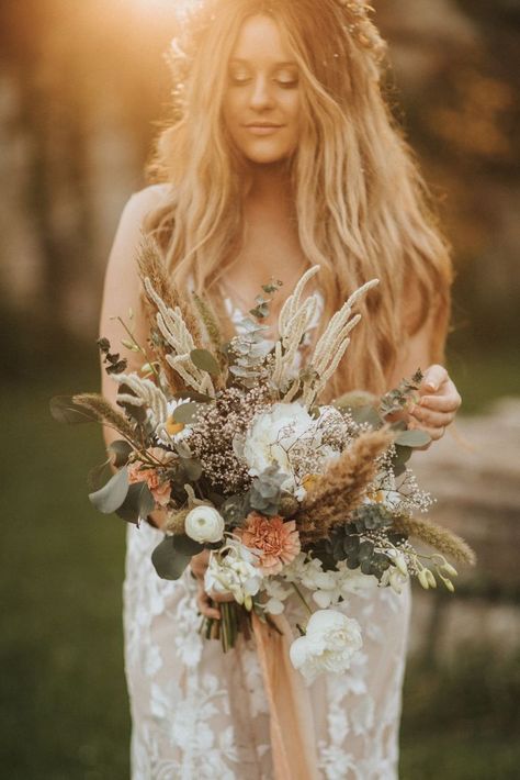 Gorgeous bridal bouquet.  Boho bouquet... pampas grass Wildflower Bridal Bouquets, Hydrangea Bridal Bouquet, Elegant Bridal Bouquets, Winter Bridal Bouquets, Vintage Bridal Bouquet, Bridal Bouquet Summer, Minimalist Dekor, Courthouse Elopement, Purple Bridal Bouquet