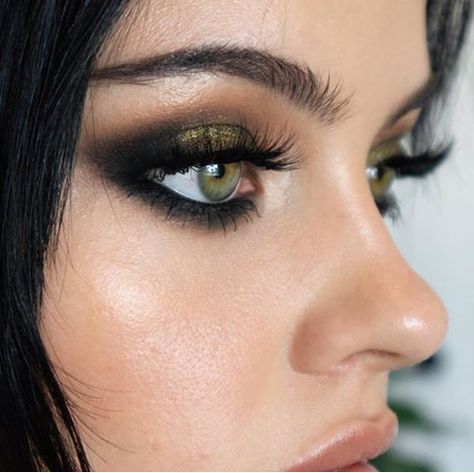 Small Chest Fashion, Acotar Makeup, Make Up Green Eyes, Grunge Makeup Ideas, Moody Makeup, Makeup Green Eyes, Julia Adams, Green Eyes Makeup, Metal Makeup