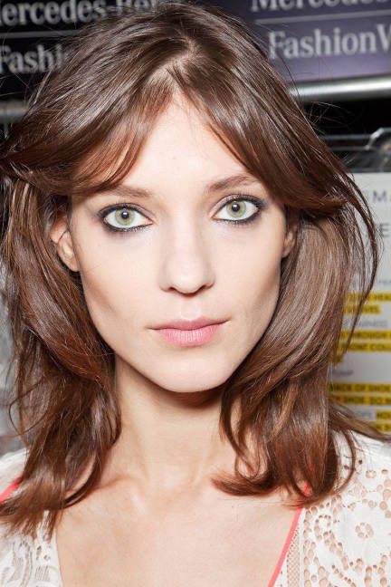 Natural #waves with an uneven #sidepart -Spring 2013 – Beauty Trends New York Fashion Week - ELLE 90s Haircuts, Spring Hair Trends, Low Chignon, Hair Powder, Hot Hair Styles, Beauty Remedies, Spring Hairstyles, Soft Hair, Harper's Bazaar