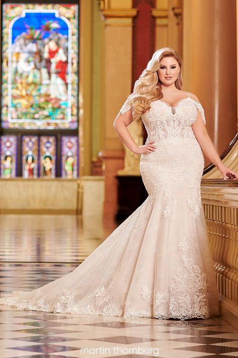 Color Perla, Martin Thornburg, Plus Wedding Dresses, Sheer Corset, Plus Size Wedding Gowns, Bridal Gowns Mermaid, Look Plus Size, Scallop Hem, Corset Bodice