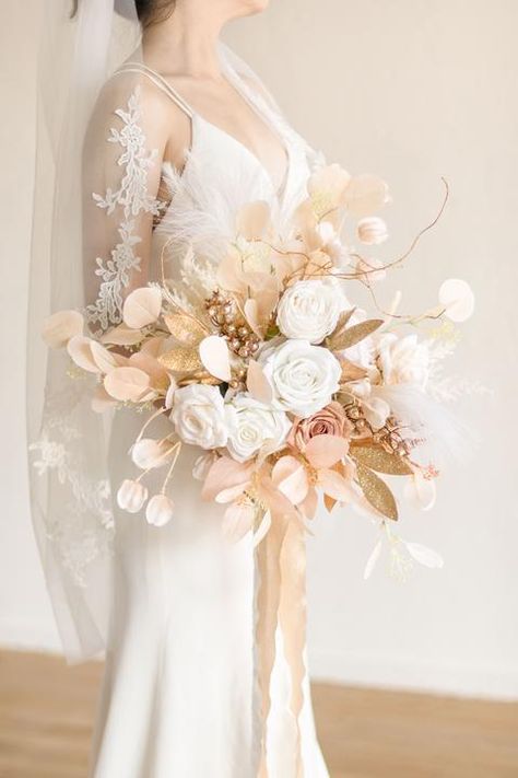 Beige Wedding Bouquet, Natural Bridal Bouquet, Vintage Wedding Ceremony, Wedding Ceremony Ideas, Beige Wedding, Deco Studio, White Bridal Bouquet, Vintage Wedding Decorations, Wedding Boho