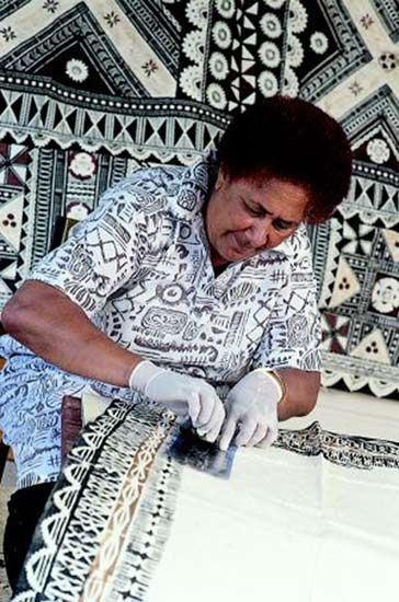 Fiji Culture, Tapa Cloth, Polynesian Art, Living In New Zealand, Fiji Islands, Polynesian Culture, African People, Island Art, Crafts Workshop