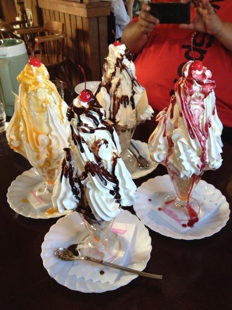 Ice Cream Sundaes, Yummy Ice Cream, Food Drinks Dessert, Fun Baking Recipes, Cute Desserts, Milkshakes, Food Obsession, Cafe Food, Beautiful Food