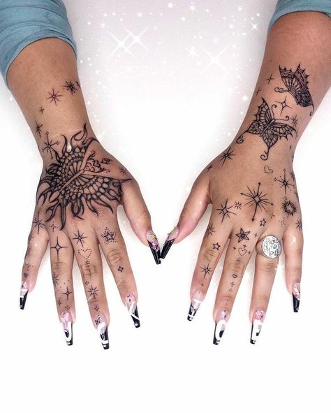 In a society captivated by grandiose ink masterpieces, small hand tattoos serve as a subtle yet impactful way to express your individuality. Oh yes, the days when hand tattoos were reserved for elements of questionable occupations only are far and gone, and we cannot be happier about it! Hand Tats For Women Aesthetic, Unquie Tattoo Ideas, Girl Hand Tattoos Ideas, Pretty Hand Tattoos For Women, Top Of Hand Tattoos, Baddie Hand Tattoos, Spiritual Hand, Hand And Finger Tattoos, Pretty Hand Tattoos