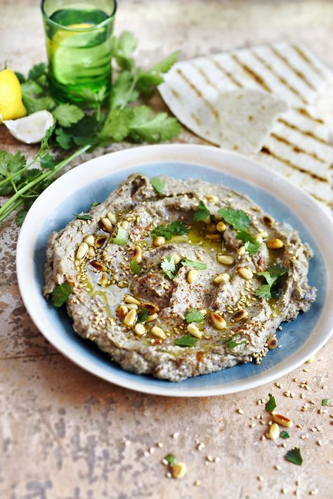 Découvrez notre recette facile pour apprendre à préparer un délicieux baba ganoush maison ! Cette petite sauce apéro d'origine libanaise, et à base de purée d'aubergines rôties, plaira à tous les gourmands. Southern Collard Greens, Eggplant Dip, Baba Ganoush, Vegan Hummus, Garlic Recipes, Hummus Recipe, Collard Greens, Tapenade, Black Eyed Peas