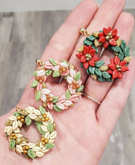 Polymer Clay Christmas Brooch, Polymer Clay Brooch Ideas, Polymer Clay Christmas Jewelry, Wreath Earrings, Polymer Clay Flower Jewelry, Diy Earrings Polymer Clay, Christmas Clay, Polymer Clay Christmas, Polymer Clay Diy