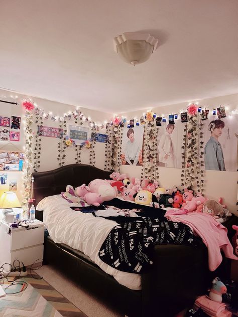 Bts Army Room Decor, Kpop Inspired Room, Bts Room Decor, Army Bedroom, Sweet Dream Bedroom Style, Purple Room Decor, Bts Room, Army Room Decor, Hangout Room