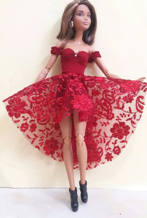 Apr 28, 2018 - This Pin was discovered by naiany. Discover (and save!) your own Pins on Pinterest Doll Dresses Diy, Accessoires Barbie, Barbie Dress Pattern, Dress Barbie Doll, Sewing Barbie Clothes, Barbie Sewing Patterns, Barbie Wedding Dress, Diy Barbie Clothes, Barbie Doll Clothing Patterns