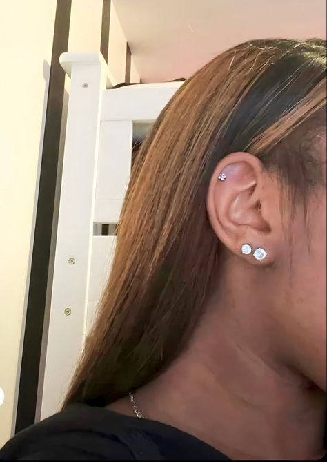 Ears Peircings Women, 3 Whole Ear Piercing, 2nd Ear Piercing Black Women, Double Piercing And Cartilage, 3 Percinings Ear Ideas, Ear Piercing Ideas Small Ears, Piercings Ear Black Women, Eat Peircings Women, 2 Hole Ear Piercing